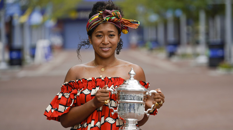 Naomi Osaka ar "US Open" trofeju. Foto: AP/Scanpix
