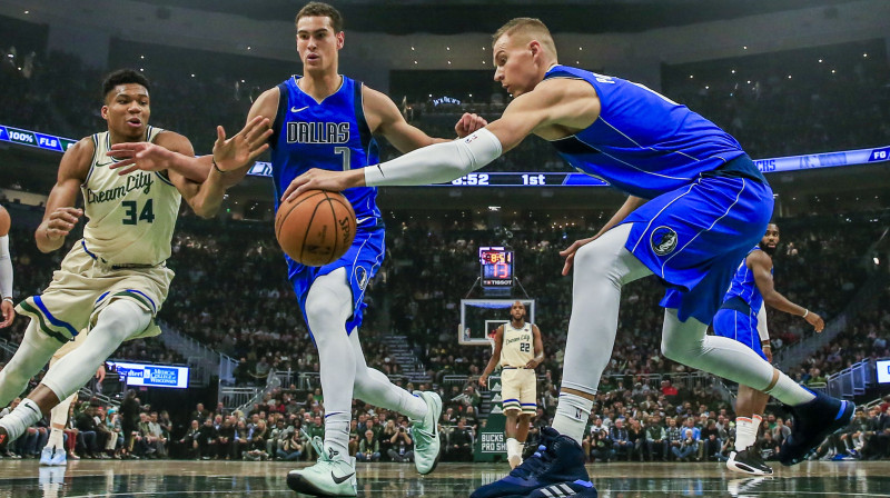 Kristaps Porziņģis cīņā par bumbu pret Janni Adetokunbo. Foto: EPA/Scanpix