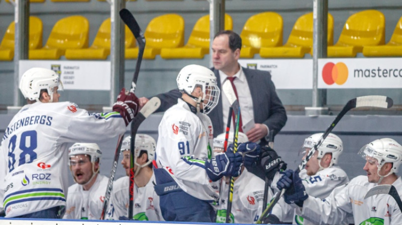Renārs Krastenbergs un Ģirts Ankipāns uz "Mogo" soliņa. Foto: Agris Bricis/Optibet Hokeja līga
