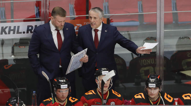 Bobs Hārtlijs (pa labi) uz Omskas ''Avangard'' soliņa. Foto: Mikhail Japaridze/TASS/Scanpix