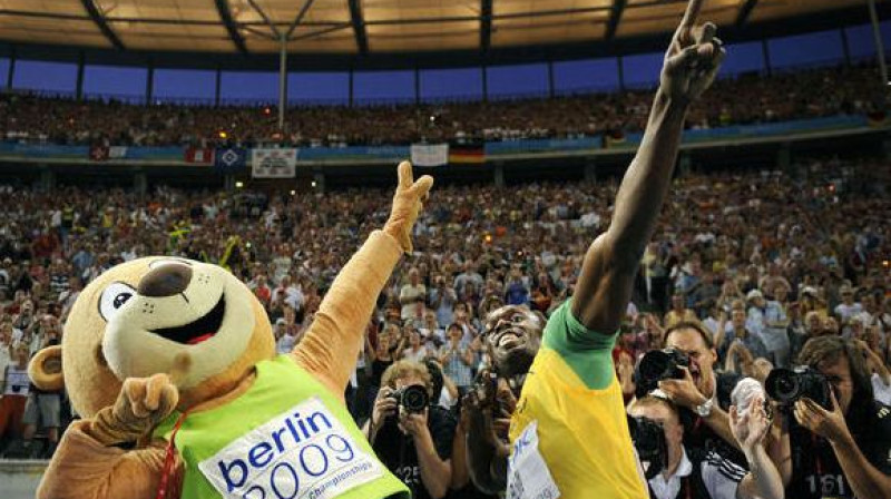 Useins Bolts un pasaules čempionāta talismans Berlīno
Foto: AFP