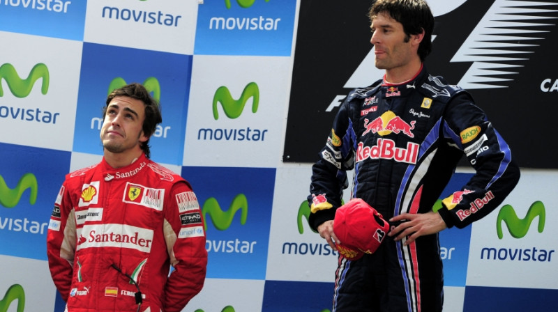 "Red Bull" pilots Marks Vēbers uz goda pjedestāla kopā ar "Ferrari" braucēju Fernando Alonso
Foto: AP/Scanpix Sweden