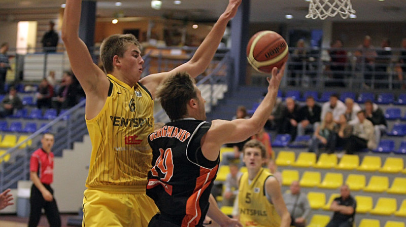 Mārtiņš Meiers aizsardzībā pret Ilmāru Bergmani
Foto: Ivars Veiliņš, www.jelgavasvestnesis.lv