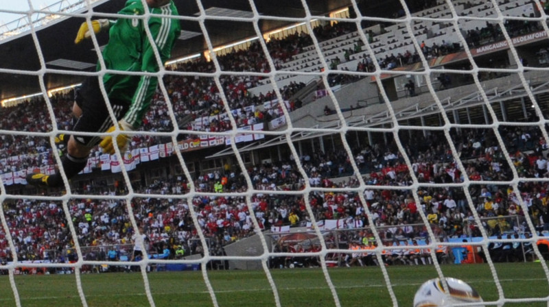 Bumba (nav) vārtos...
Foto: AFP/Scanpix