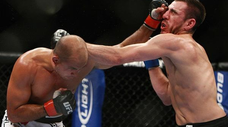 B.J. Pens (pa kreisi) cīņā ar Keniju Florianu
Foto: sherdog.com