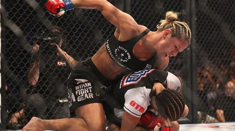 Kristiana Santosa cīņā ar Džīnu Karano
Foto: Sherdog.com