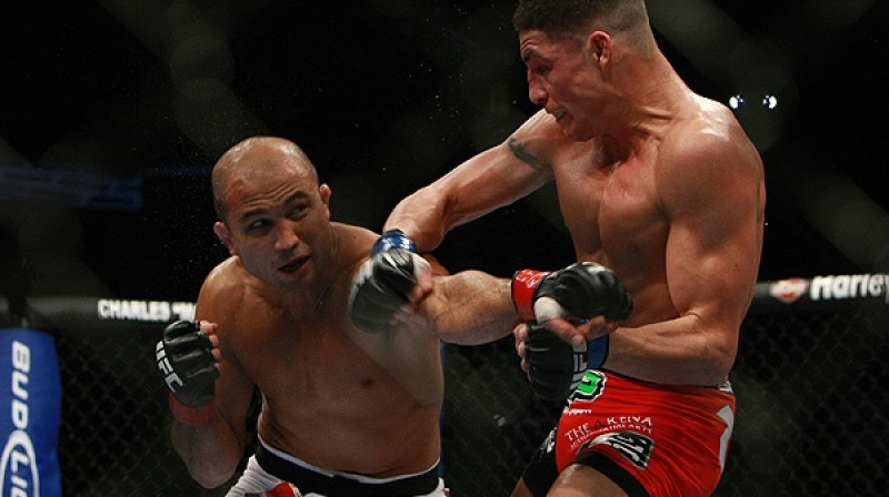 B.J Pens (pa kreisi) liek aizsargāties Diego Sančezam.
Foto: sherdog.com