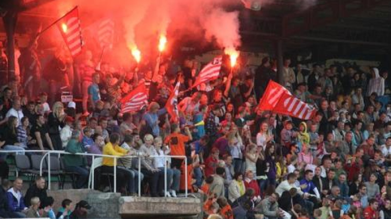 Gulbene - Skonto. Tā izskatījās Gulbenes stadiona tribīne pērn, kad abas komandas tikās Latvijas kausa izcīņā un kad skontieši uzvartēja tikai ar 3:2. Šo svētdien būs kaut kas līdzīgs...