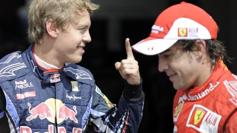 Sebastjans Fetels un Fernando Alonso
Foto: AP/Scanpix