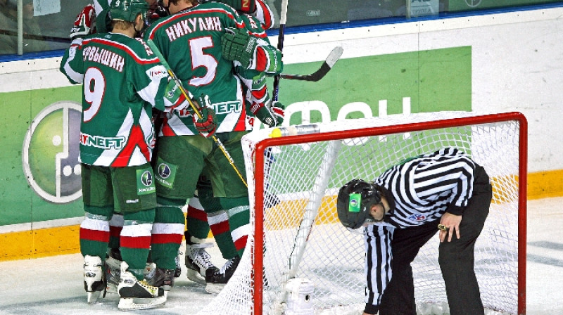Kazaņas ''AK Bars'' hokejisti tikai pēcspēles metienos tika galā ar Čerepovecas ''Severstal'', dāvājot viņiem devīto vietu
Foto: COVI/Scanpix