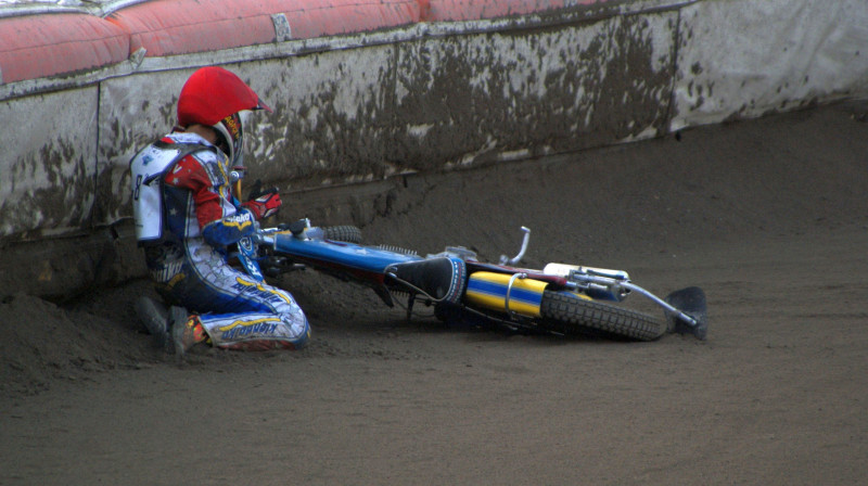 Grudzoncā - uz ceļiem... 
Foto: Jevgēņijs Jaņens, Sportacentrs.com