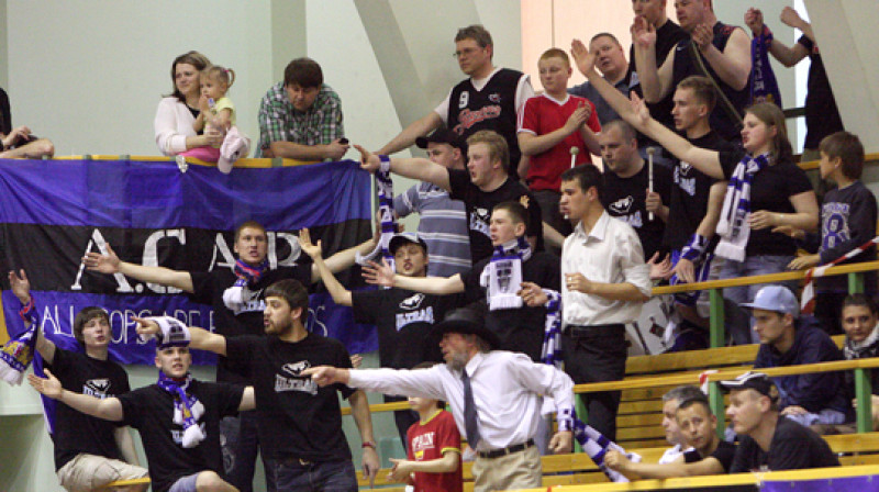 "Baronam" izraujas vadībā LBL finālsērijā; Latvijas Basketbola līgas fināla trešajā spēlē sestdien Rīgā, "Daugavas" sporta namā "Barons" ar 82:75 pārspēja "VEF", sērijā līdz četrām...
