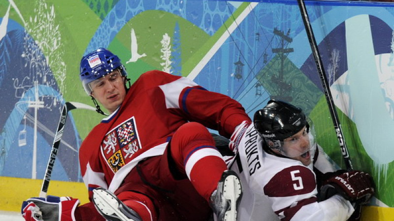 Latvijas izlase olimpiskajā turnīrā tā arī nespēja pielāgoties ne pretinieku meistarības kvalitātei, ne laukuma specifikai.

Foto: Romāns Kokšarovs, Sporta Avīze/F64