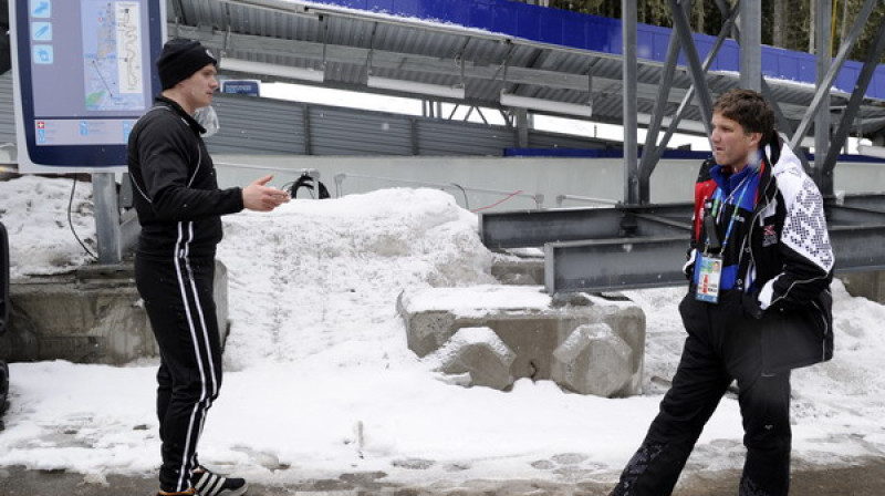 Edgars Maskalāns sarunā ar Sandi Prūsi
Foto: Romāns Kokšarovs, Sporta Avīze