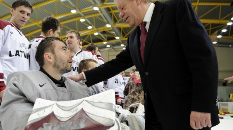 Bildes parakstu izdomājiet paši. Ko Kirovs sola Edgaram?

 Foto: Romāns Kokšarovs, Sporta Avīze/F64.