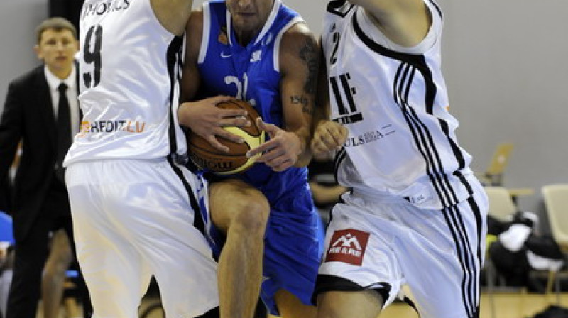 VEF spēlētāju ielenkumā Armands Šķēle
Foto: Romāns Kokšarovs, Sporta Avīze/F64.