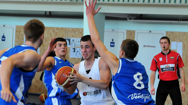 BS Rīga un Ventspils jaunieši tikko cīnījās LBL2 finālsērijā, bet nedēļas nogalē tēmēs uz Swedbank LJBL zeltu. 
Foto: Romualds Vambuts