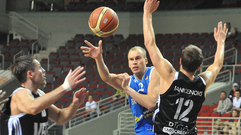 Cīņā par zeltu - pagaidām neizšķirts.
Foto: Romualds Vambuts, sportacentrs.com