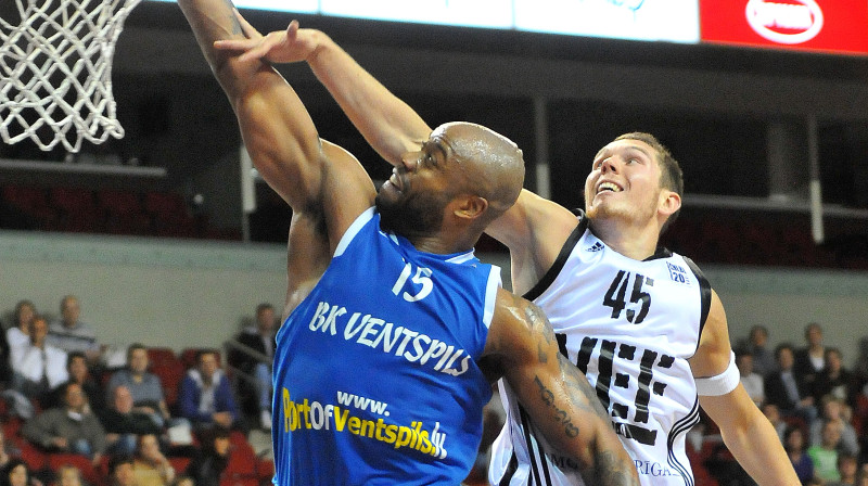 Brendons Hanters un BK Ventspils Latvijas čempionu titulam ir par soli tuvāk nekā Dairis Bertāns un VEF Rīga.
Foto: Romualds Vambuts