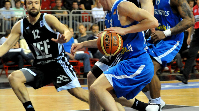 2011. gada pavasarī "VEF Rīga" un BK "Ventspils" tikās LBL 20. čempionāta finālā
Foto: Romualds Vambuts