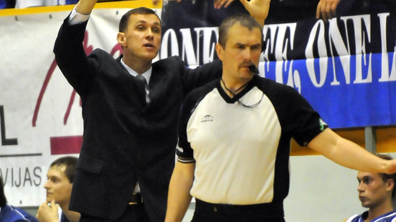 Basketbola noteikumi nav mainījušies, bet to interpretācijā daži akcenti - gan.
Foto: Romualds Vambuts,sportacentrs.lv