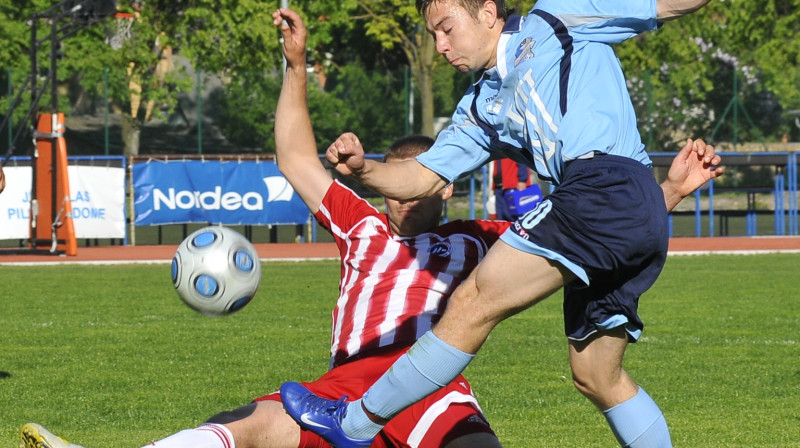 "Jūrmalas" pussargs Oļegs Žatkins (zilā kreklā)
Foto: Romualds Vambuts, eSports.lv