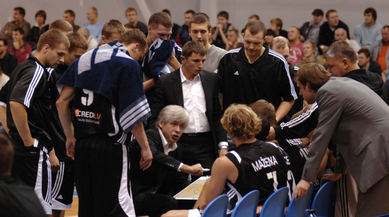 ''VEF'' komandas apspriede pārtraukuma laikā
Foto: Romualds Vambuts, Sportacentrs.com