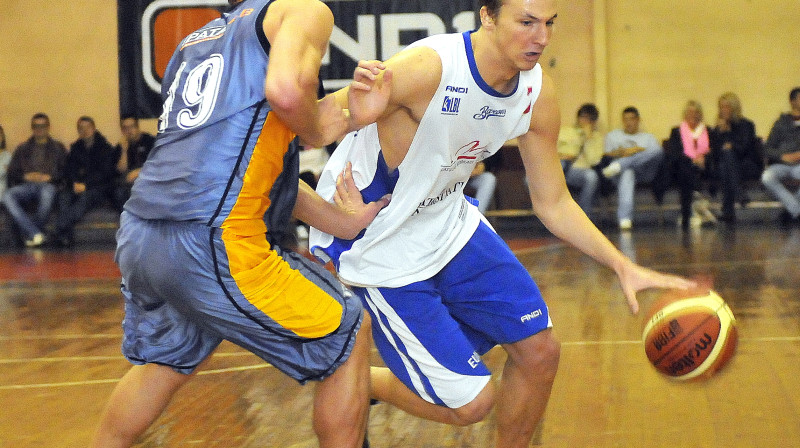 Ar bumbu Artūrs Dušelis
Foto: Romualds Vambuts, Sportacentrs.com