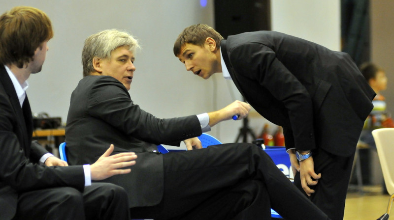 Mazurs jau reiz vienu jauno talantu kalvi apstāvēja... Tiesa, toreiz pie VEF vēl bija Valters.

Foto: Romualds Vambuts, Sportacentrs.com