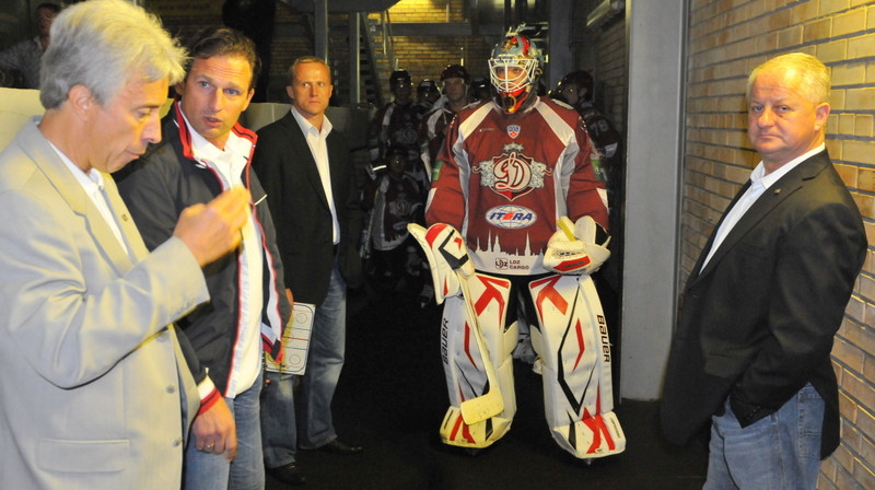 Būtu jauki, ja Šuplers tik pat pāriecinoši rokas turētu kabatās pie Dinamo ģērbtuves arī pavasarī.
Foto: Romualds Vambuts, Sportacentrs.com