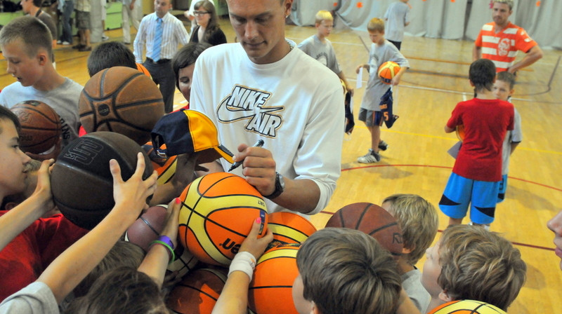Varbūt Andris piedalīsies Latvijas jaunatnes basketbola sistēmas slīpēšanā... Leišu lielās zvaigznes to dara pārliecinoši.

Foto:Romualds Vambuts, Sportacentrs.com