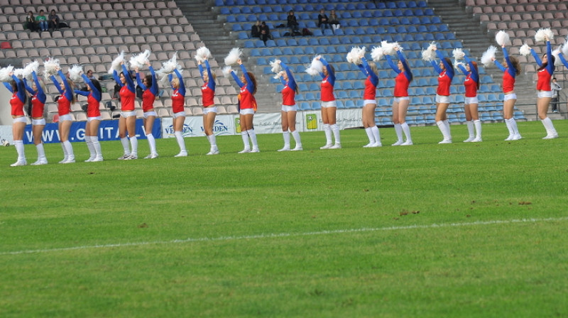 Svētdien futbola spēles pārtraukumā starp "Skonto" un "Ventspils" komandām savu prasmi futbola laukuma zālājā demonstrēja arī karsējmeitenes. 
Foto: Romualds Vambuts, Sportacentrs.com.