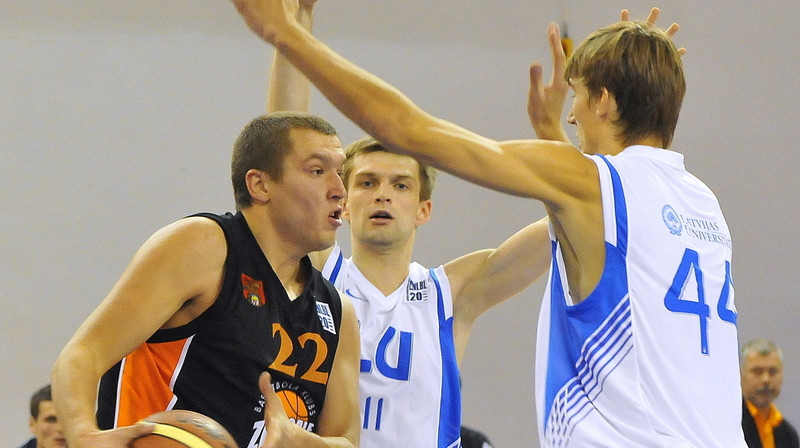 Edgars Krūmiņš (ar bumbu) šovakar bija rezultatīvākais ''Zemgales'' sastāvā
Foto: Romualds Vambuts, Sportacentrs.com