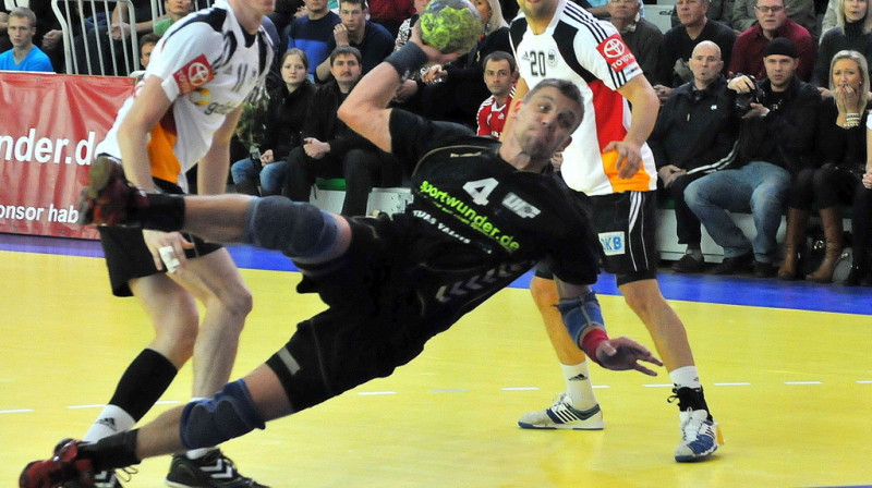 Jau nākamo spēli Latvijas vīriešu handbola izlase aizvadīs pareizās krāsas formās. Bet kas būs pēc gada? 
Foto: Romualds Vambuts, Sportacentrs.com