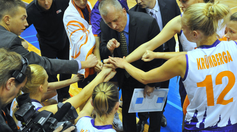 Rokas kopā... Vai sasietas?

Foto: Romualds Vambuts, Sportacentrs.com