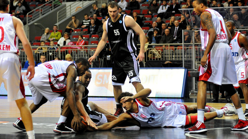 "VEF" uzvar grupas līderus; Rīgas VEF basketbolisti otrdien Arēnā Rīga izcīnīja otro uzvaru ULEB Eirokausa G grupā, ar rezultātu 74:71 pieveicot līdzšinējos grupas līderus Jeruzalemes...