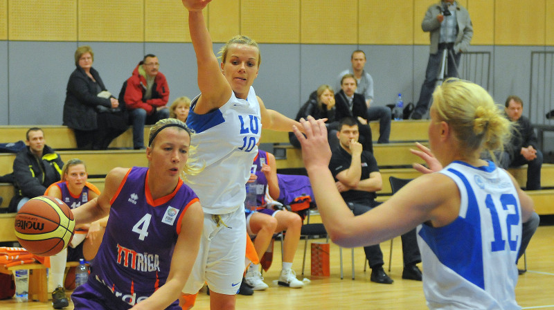 LSBL pamatturnīra pirmo divu vietu ieguvējas TTT Rīga un Latvijas Universitāte gaida pretinieces pusfinālā.
Foto: Romualds Vambuts