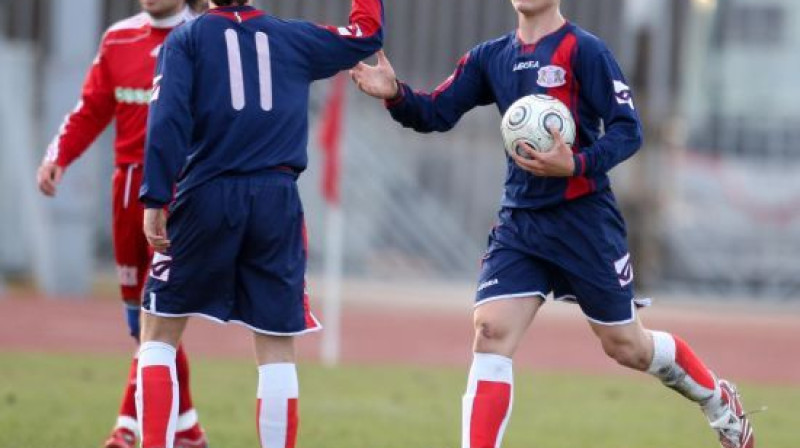 Valērijs Šabala (Pa labi) lieliski šogad debitēja LMT Virslīga un noteikti būs viens no līderiem Latvijas U - 17 izlases sastāvā.
Foto: jelgavasvestnesis.lv

Divu Ventspils komandu...