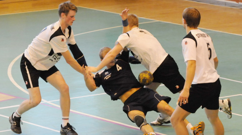 "Stopiņu NHK" un "Jūrmalas sports" handbolisti cīnās par bumbu
Foto: Jānis Slišāns