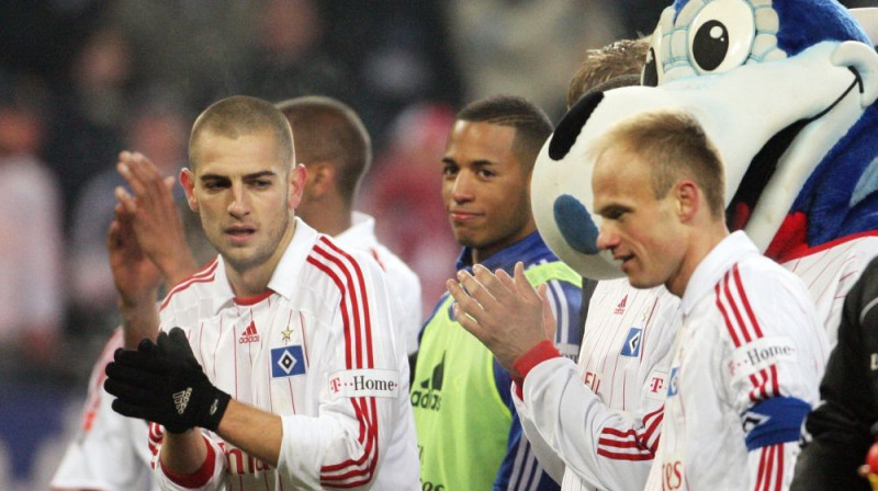 "Hamburger SV" futbolisti priecājas pēc uzvaras
Foto: AFP