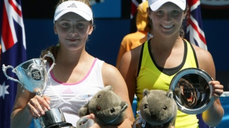 Ksenija Pervaka un Laura Robsone
Foto: AFP