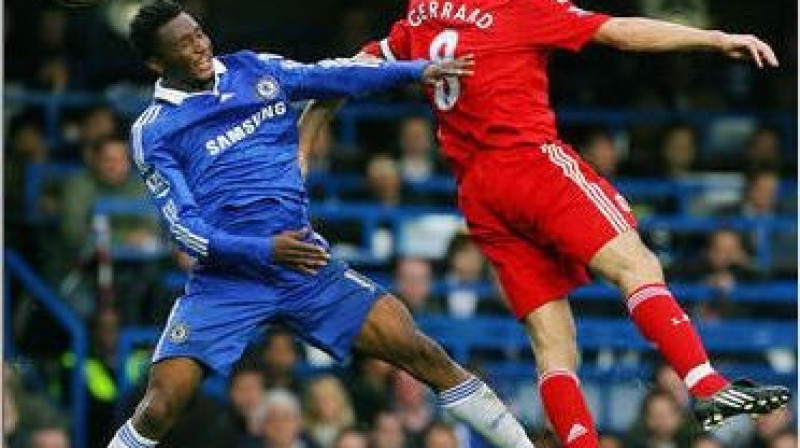 Džons Obi Mikels un Stīvens Džerards
Foto: AFP