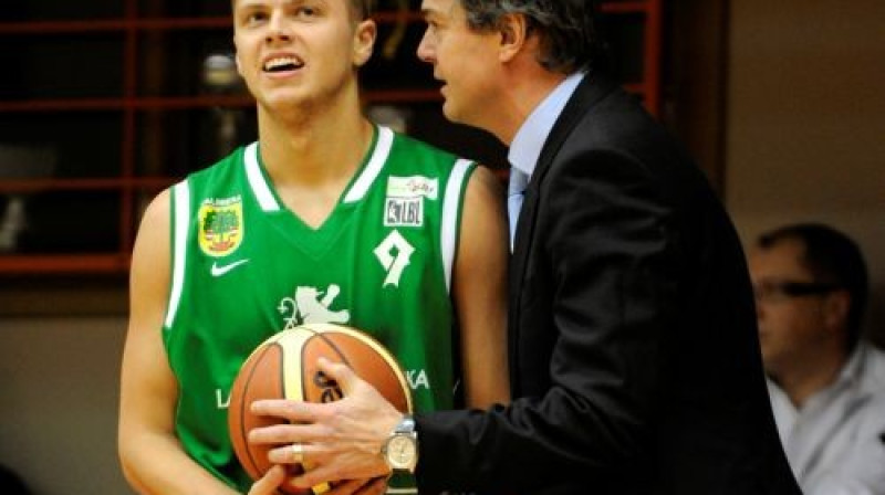Ingus Bankevics ieklausās trenera Aināra Bagatska teiktajā
Foto: Romāns Kokšarovs, Sporta Avīze, f64