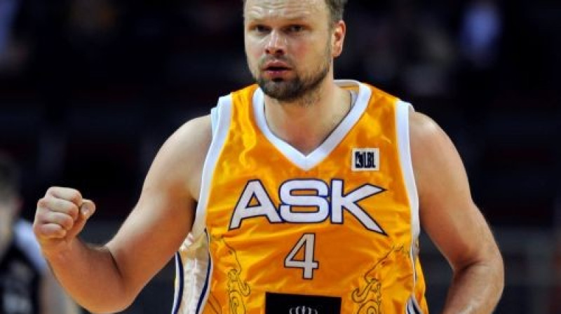 Uvis Helmanis pērn uzvarēja trīs punktu metienu konkursā
Foto: Romāns Kokšarovs, Sporta Avīze, f64