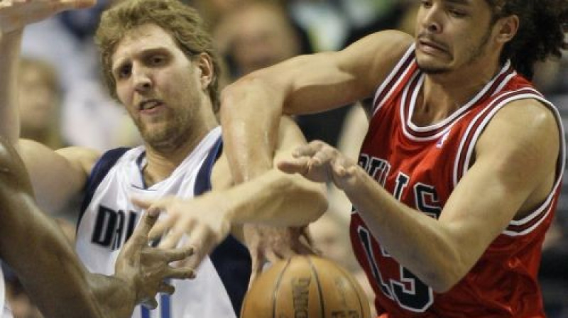 Dirks Novickis (pa kreisi) cīņā ar Joahimu Noa
Foto: AP