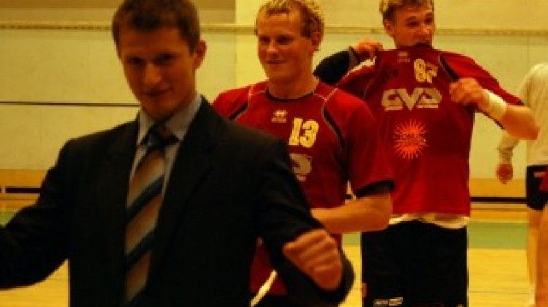 Andris Molotanovs (priekšplānā) kopā ar komandu
Foto: www.hk-lspa.lv