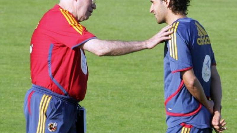 Rauls (no labās)2006.gadā kopā ar toreizējo Spānijas izlases treneri Luisu Aragonesu
Foto: AFP