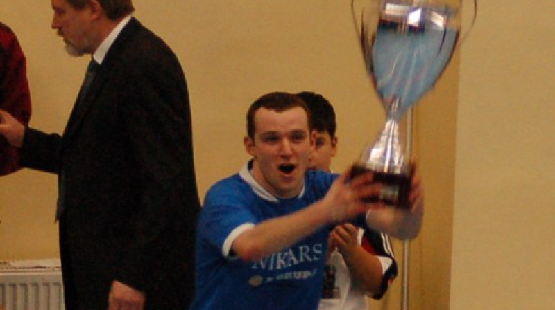 "Nikars" kapteinis Vadims Ļašenko ar  kausu
Foto: Turnīra organizatori