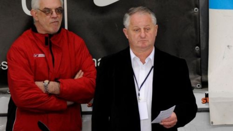 Rīgas "Dinamo" galvenais ārsts Āris Aivars kopā
ar treneri Juliusu Šupleru
Foto: Romāns Kokšarovs, Sporta Avīze, f64