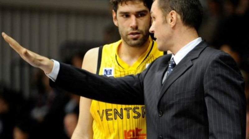 Georgioss Ciakoss un Agris Galvanovskis
Foto: Romāns Kokšarovs, ''Sporta Avīze'', f64